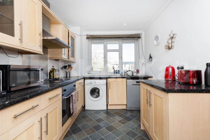 Arranged over 2 floors in the De Beauvoir area is this 2 bed plus study Mitchison Road, De Beauvoir Town